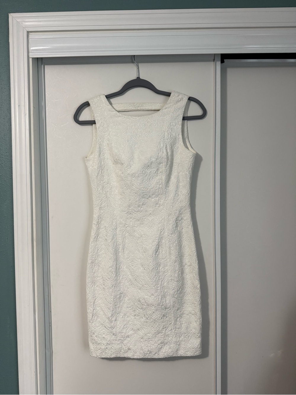 H&M White Textured Sleeveless Mini Dress